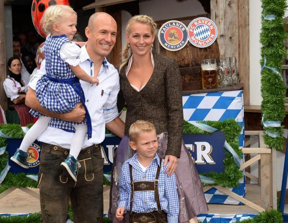 Arjen Robben, sua moglie Bernadien e  i figli.  